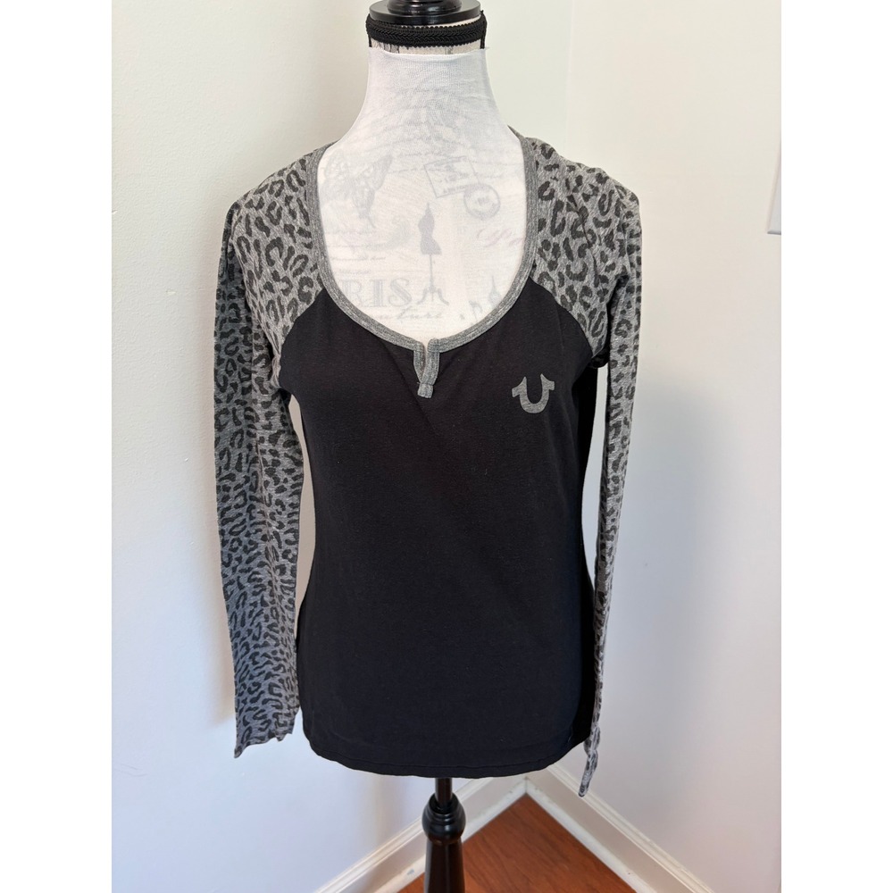 True Religion Henley Top Womens Large Y2K Leopard Raglan Long Sleeve Black Grey